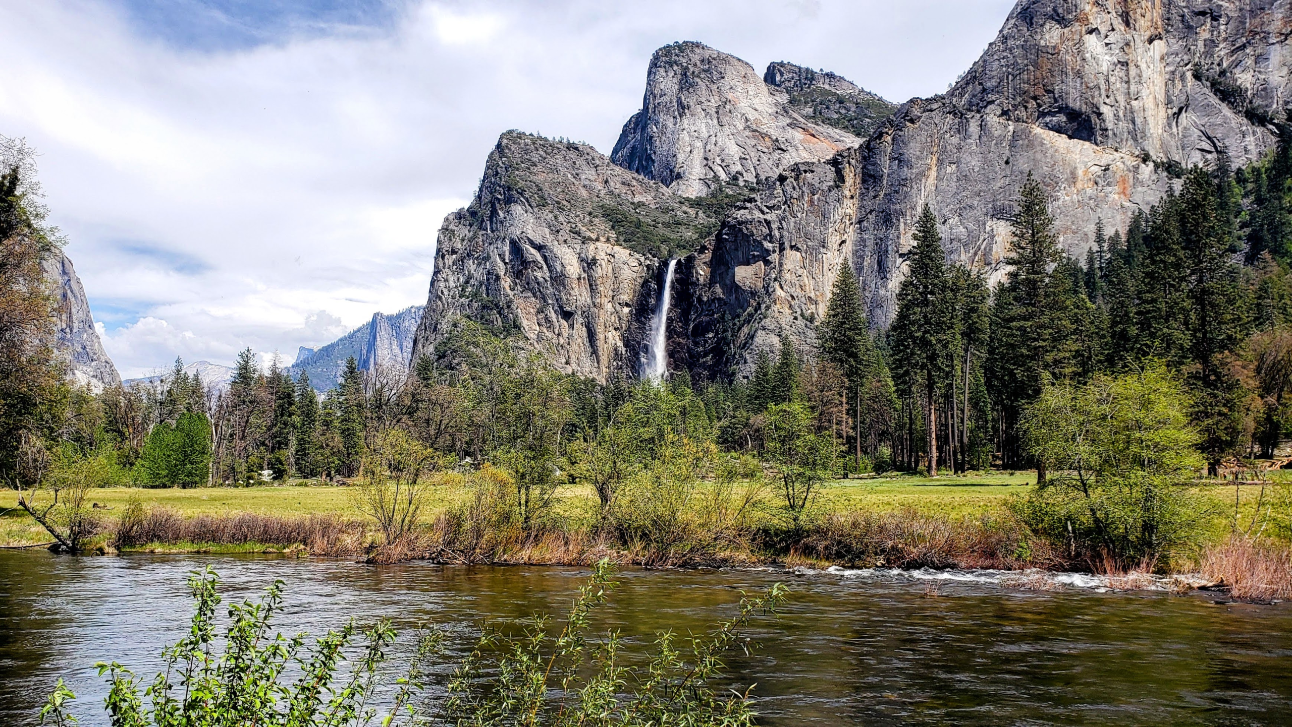 How to See Bridalveil Fall in Yosemite: Tips for Viewpoints, Rainbows, and Seasonal Flow