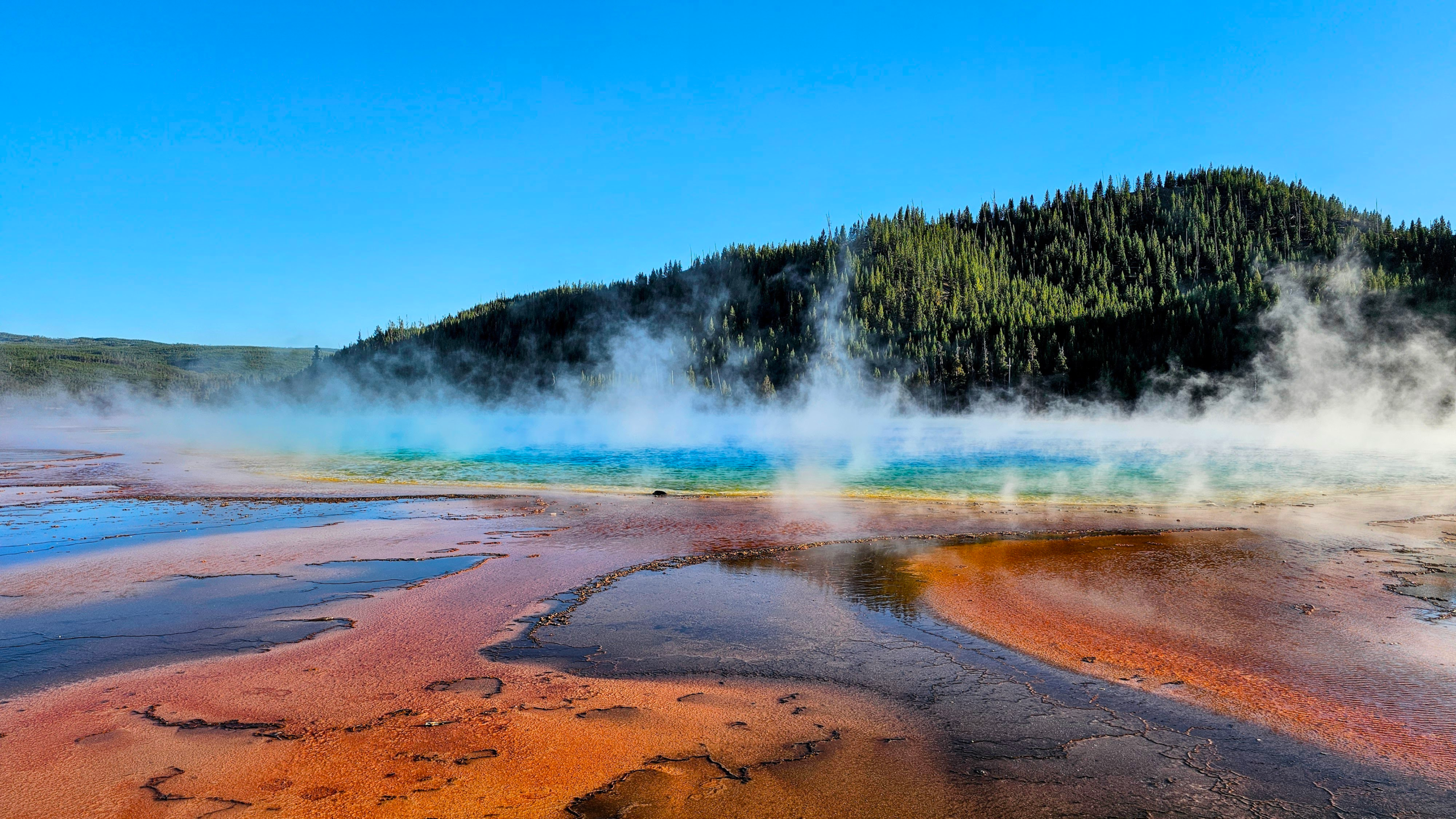 The Trick to Seeing Grand Prismatic Spring in Yellowstone(And Why Most First-Time Visitors Miss It)